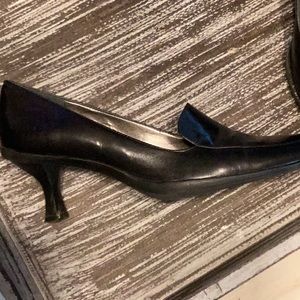 Antonio Melani size 9 black leather kitten heels